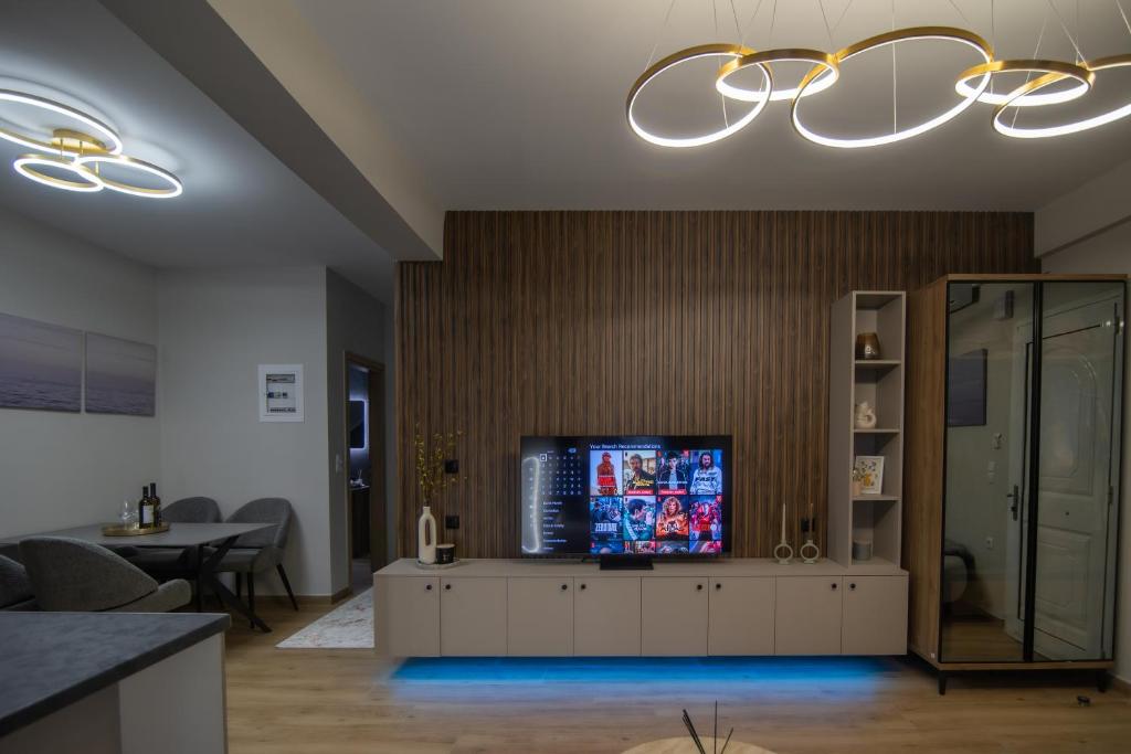 TV a/nebo společenská místnost v ubytování Zeus Residence by Elysium Collection