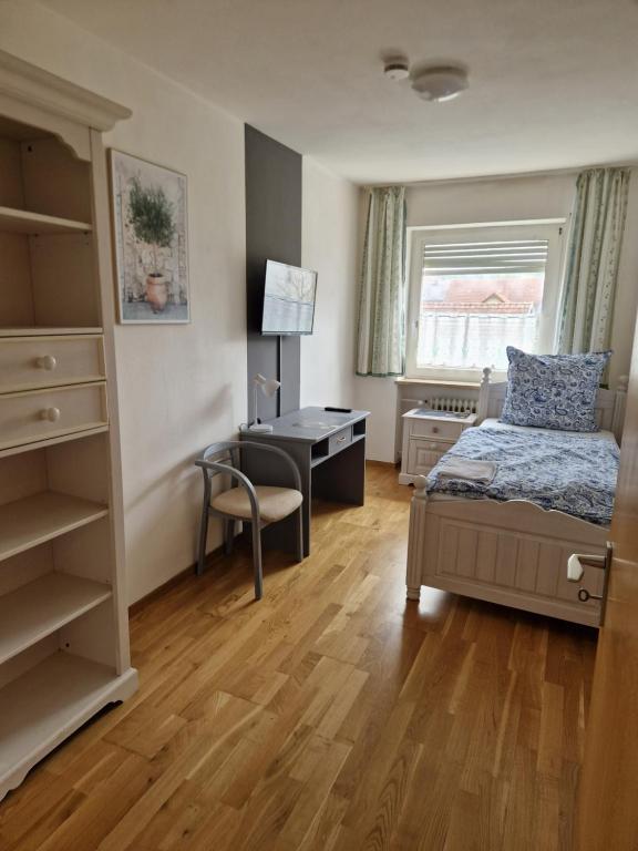 a bedroom with a bed and a desk and a desk at Residencia del Pueblo in Pirk