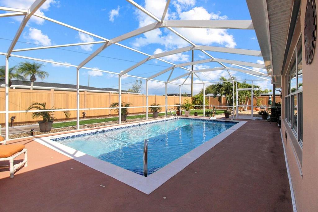 ポート・シャーロットにあるSerene Private Pool Home In Port Charlotteの開閉式屋根の下のスイミングプール