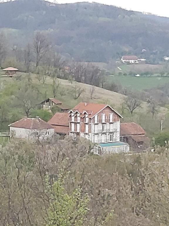 Příroda nedaleko venkovského domu