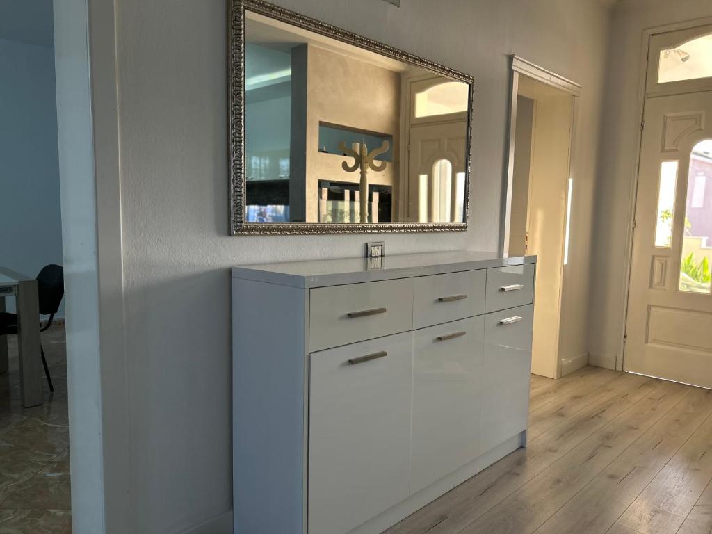 Kuchyň nebo kuchyňský kout v ubytování HENRI'S APARTAMENT