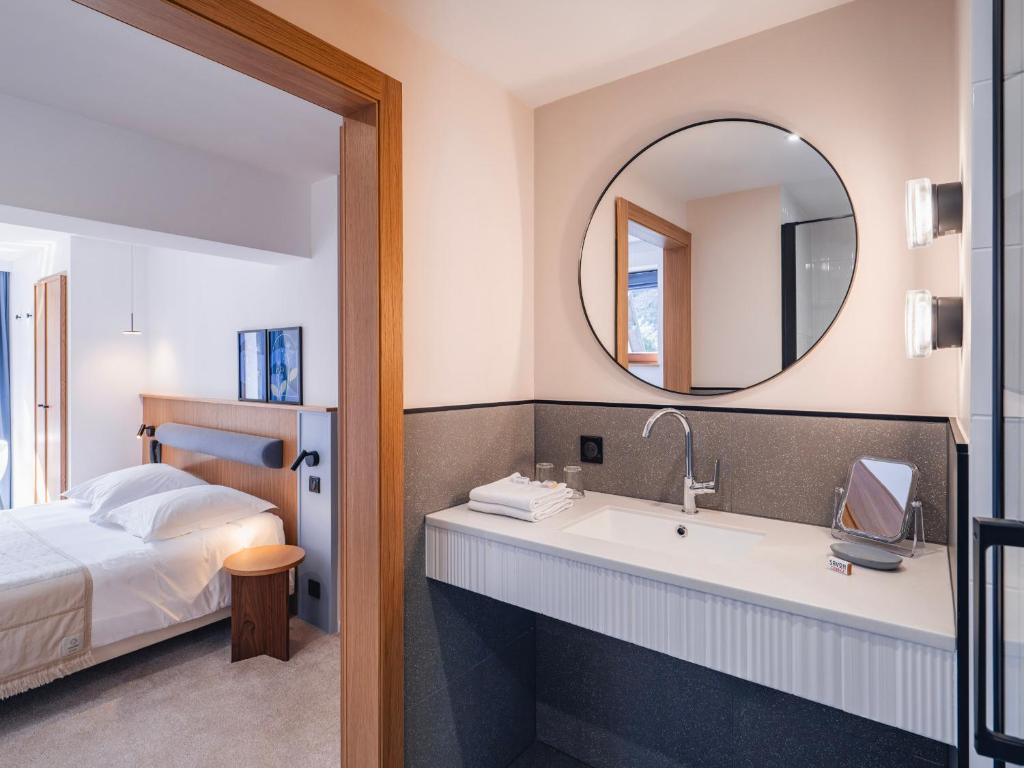 Postel nebo postele na pokoji v ubytování Hotel Au Vieux Moulin