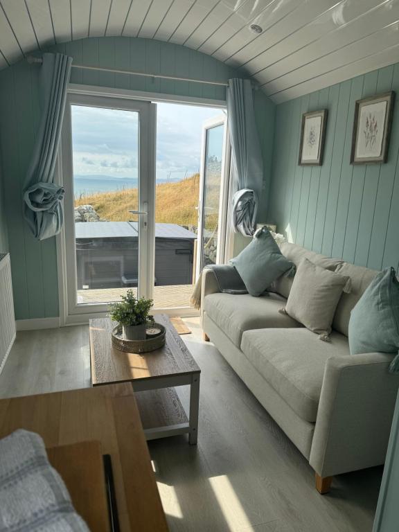 Posezení v ubytování Bay View shepherds hut with hot tub