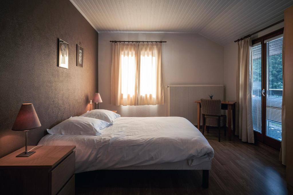 Postel nebo postele na pokoji v ubytování Hotel Au Vieux Moulin