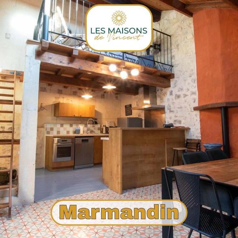 une cuisine et une salle à manger avec un panneau indiquant un restaurant dans l'établissement Marmandin - Clim - Proche Arènes, à Arles