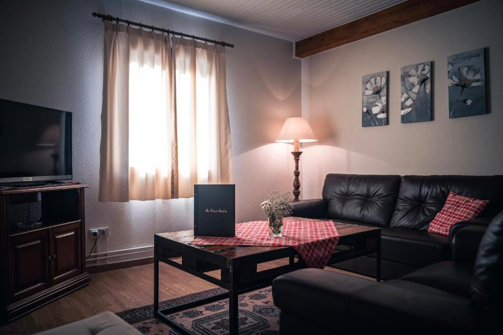 TV a/nebo společenská místnost v ubytování Hotel Au Vieux Moulin