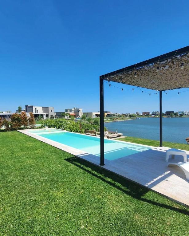 Casa Familiar Vista al Lago - Barrio Privado Escobar - 3 habitaciones - Pileta Climatizada y Jacuzzi