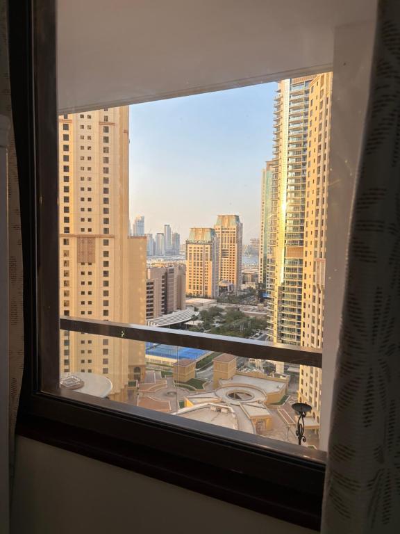 Vista generica su Dubai o vista sulla città dall'interno della stanza in casa privata