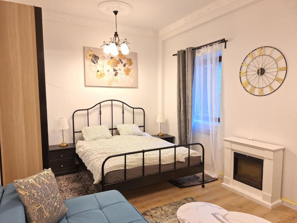 une chambre avec un lit et une cheminée dans l'établissement Apartman Agram, à Zagreb
