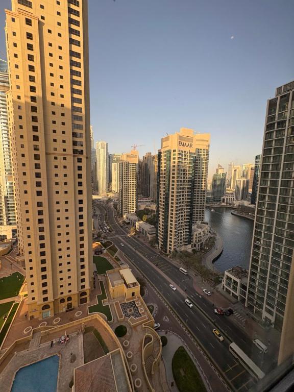 Vista generica su Dubai o vista sulla città dall'interno della stanza in casa privata