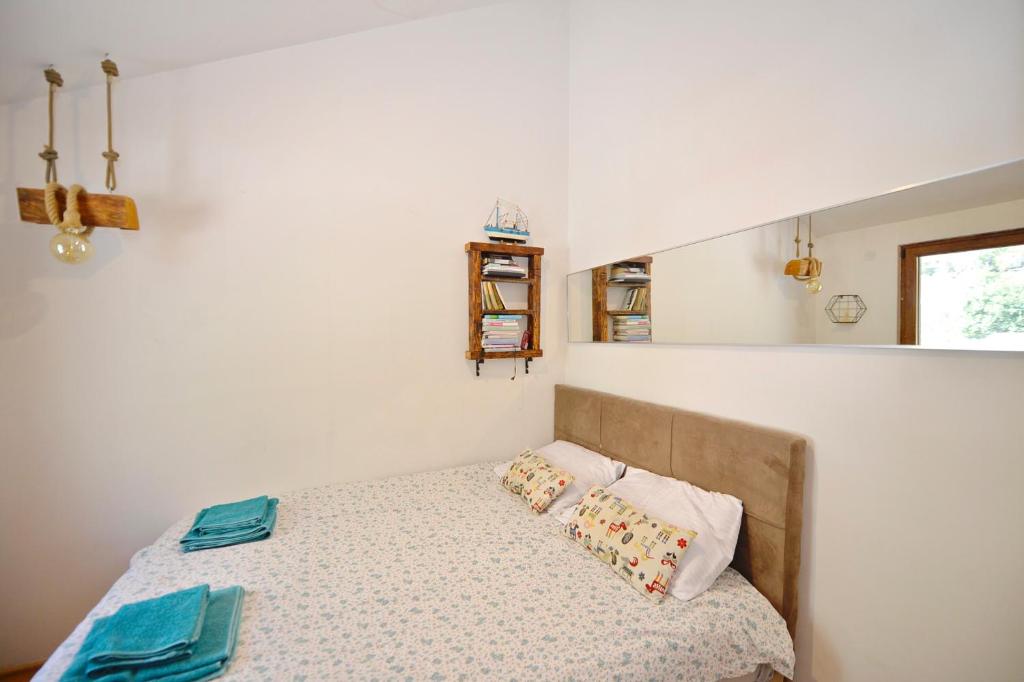 Stylish apartment 22房間的床
