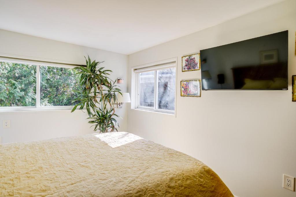 TV a/nebo společenská místnost v ubytování 1 Block to Beach Pet-Friendly Apt with Yard in Lynn