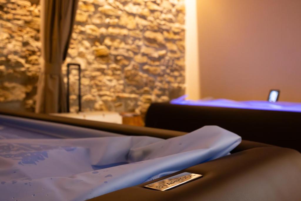 Postel nebo postele na pokoji v ubytování Arianna Suites Longevity