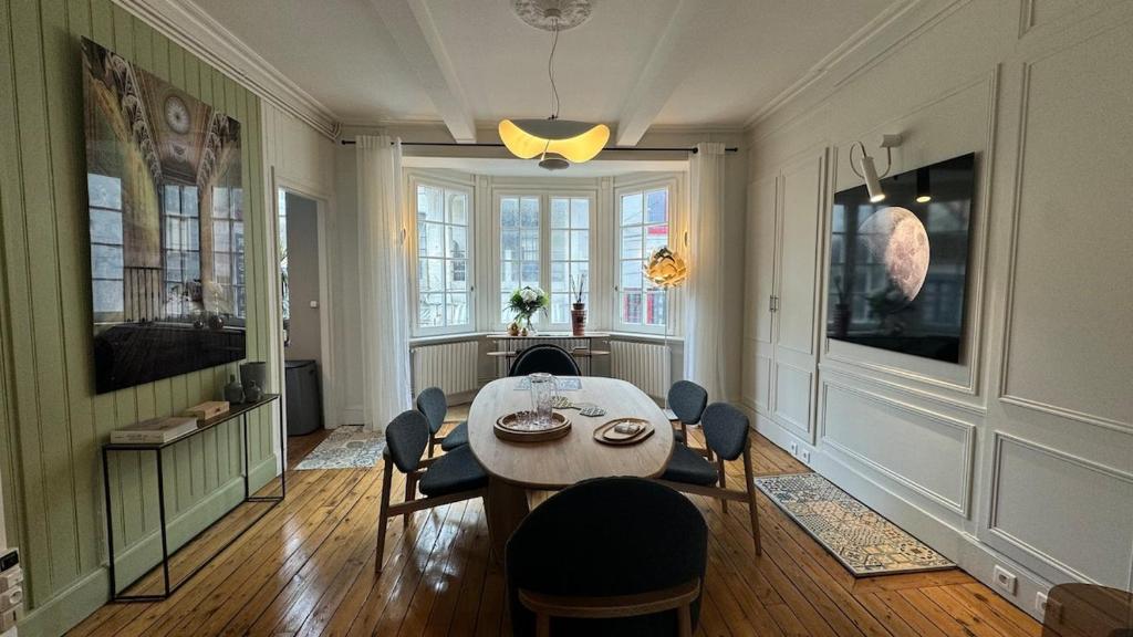 un salon avec une table et des chaises de salle à manger dans l'établissement Touquettoise à 2 pas de la plage - Hyper centre, à Le Touquet-Paris-Plage