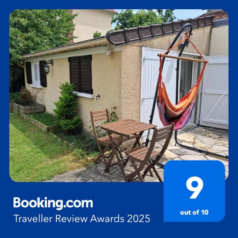 d'une terrasse avec un hamac, une table et des chaises. dans l'établissement Brand new studio with garden, easy access to Paris, à Sartrouville