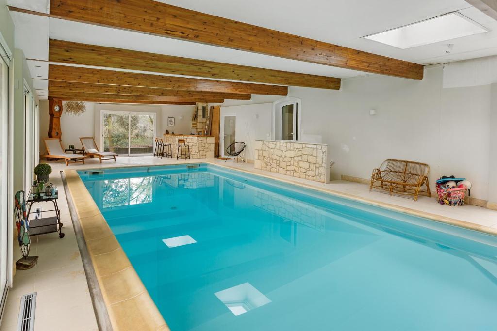 - une grande piscine d'eau bleue dans une maison dans l'établissement Le Belvédère - Spacieux & Haut de gamme, à Vertou