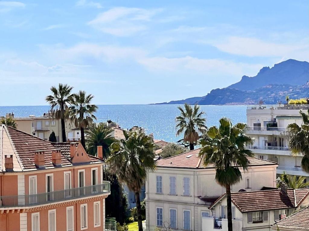 une vue d'une ville avec des palmiers et l'océan dans l'établissement Luxury Appartment with terrace and side sea view, à Cannes