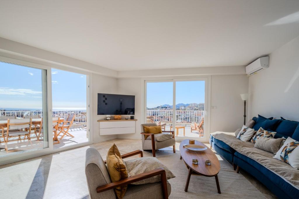un salon avec un canapé et une télévision dans l'établissement Appartement avec Terrasse et Vue Mer, à Cannes