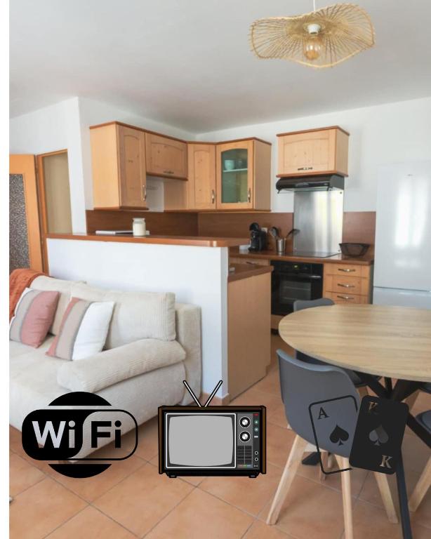 un salon avec un canapé et une table dans l'établissement La Cuxanaise, à Cuxac-dʼAude