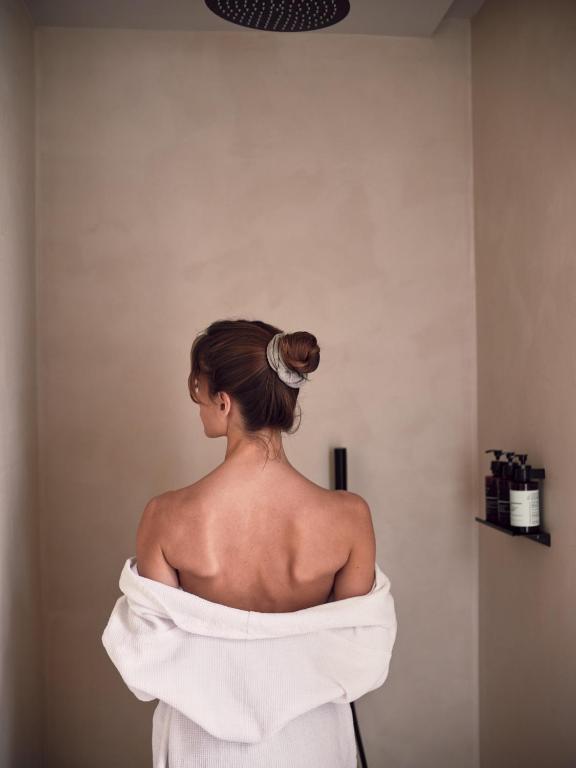 Bond Smart Living Suites - 16