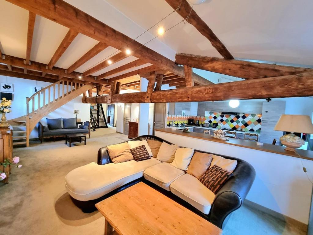 a living room with a couch and a table at Le Clos des Jardiniers 1 in Villefranche-sur-Saône