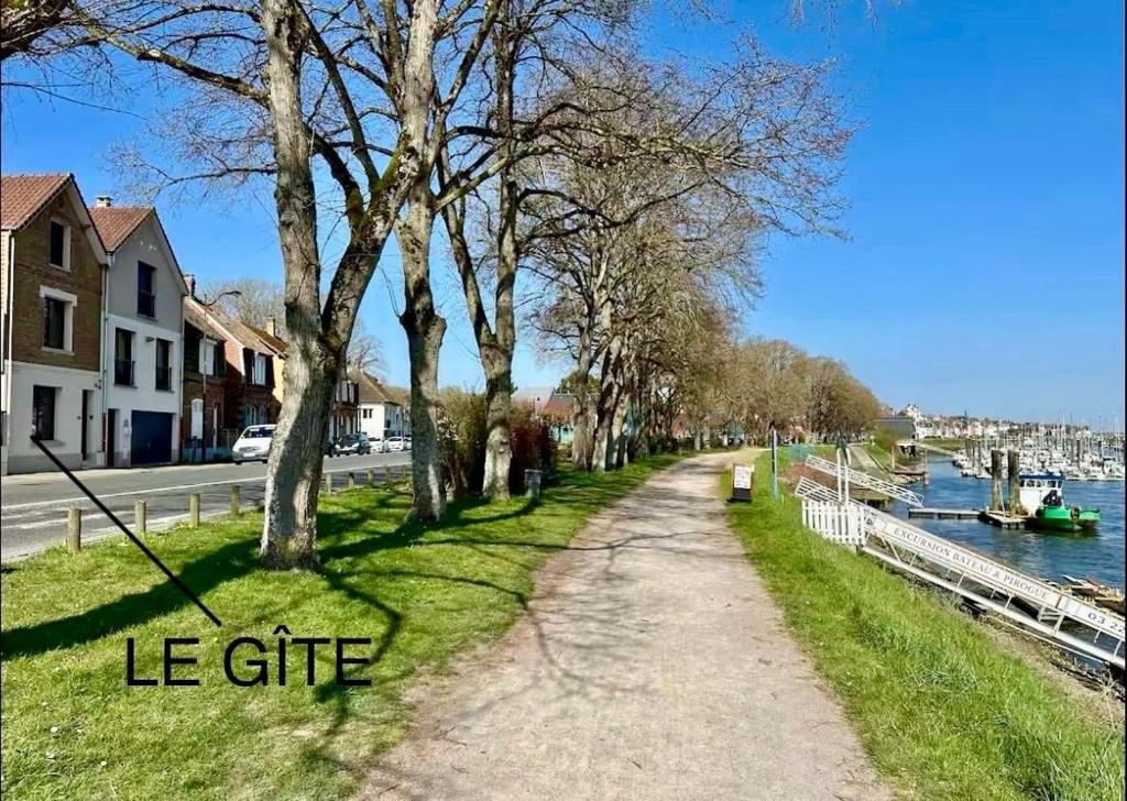 un sentier de randonnée à côté d'une rivière arborée dans l'établissement L'Ecluse de Louise, VUE SUR BAIE, à Saint-Valery-sur-Somme