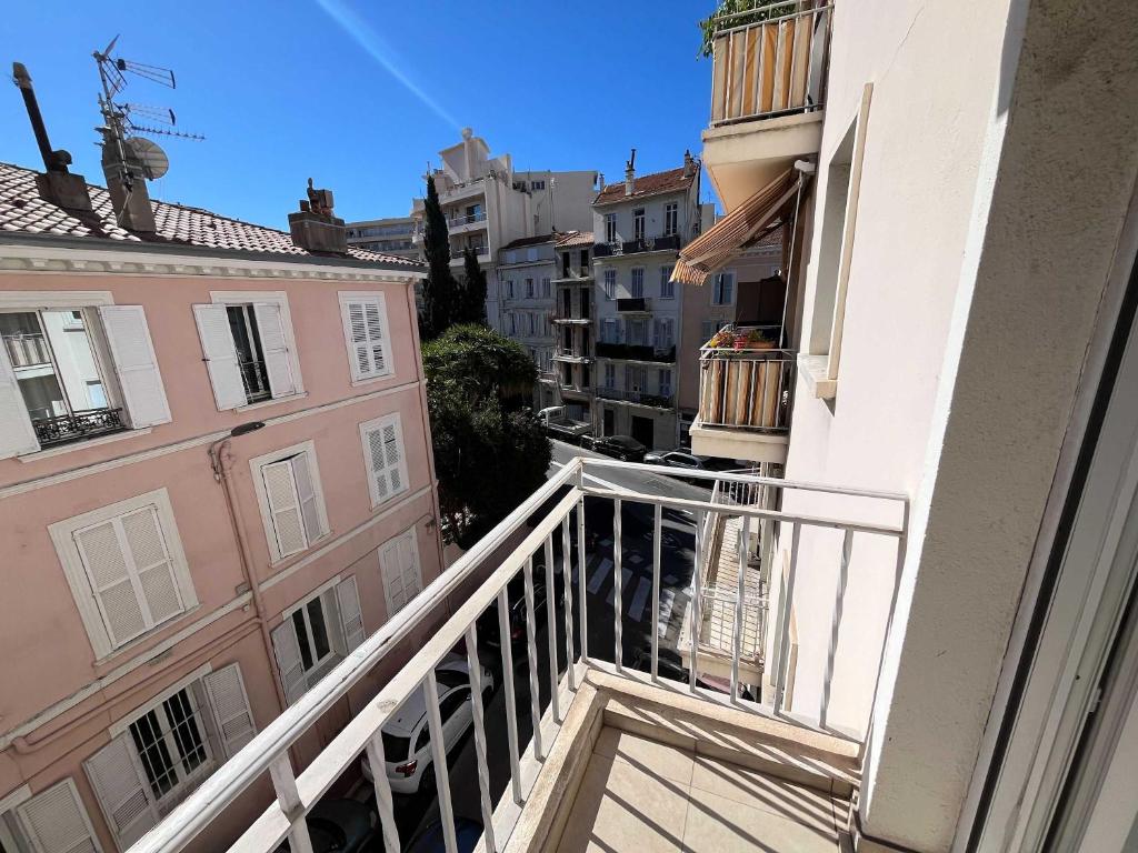 - un balcon offrant une vue sur un bâtiment dans l'établissement C067-Beau Studio a 100 m des plages et proche Palais, à Cannes