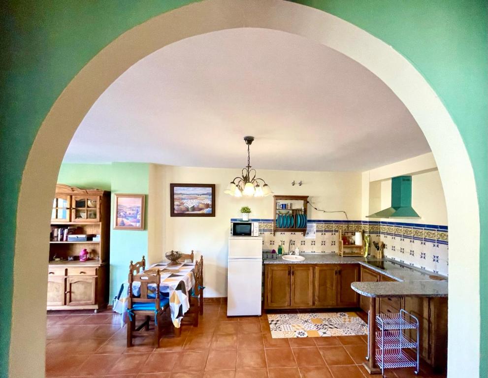 Kuchyň nebo kuchyňský kout v ubytování Apartamentos Axarquia , Frigiliana, terraza privada con vistas a la montaña rio y al mar