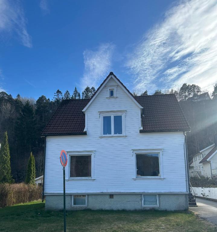 una casa bianca sul lato di una strada di Hus med 2 leiligheter a Kristiansand
