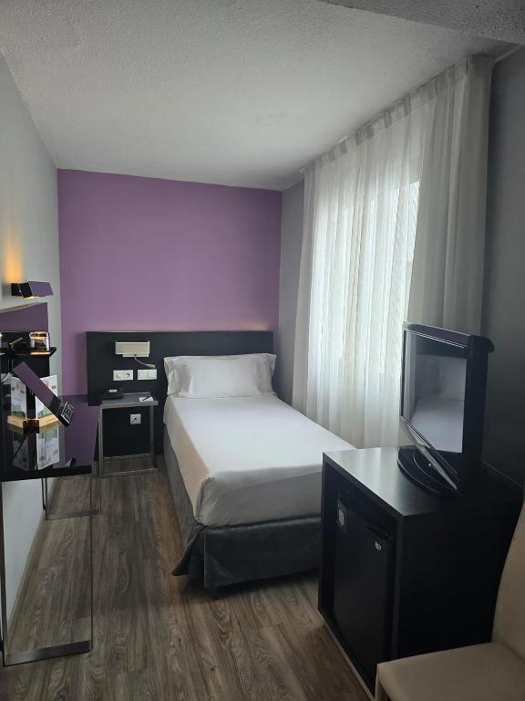 Postel nebo postele na pokoji v ubytování Sercotel Córdoba Medina Azahara
