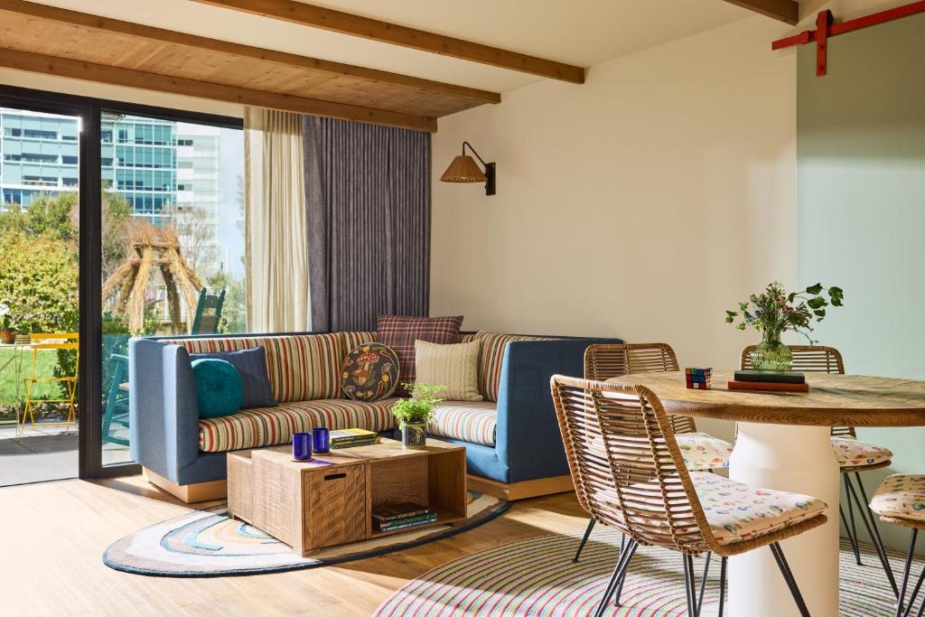 Posezení v ubytování Treehouse Hotel Silicon Valley