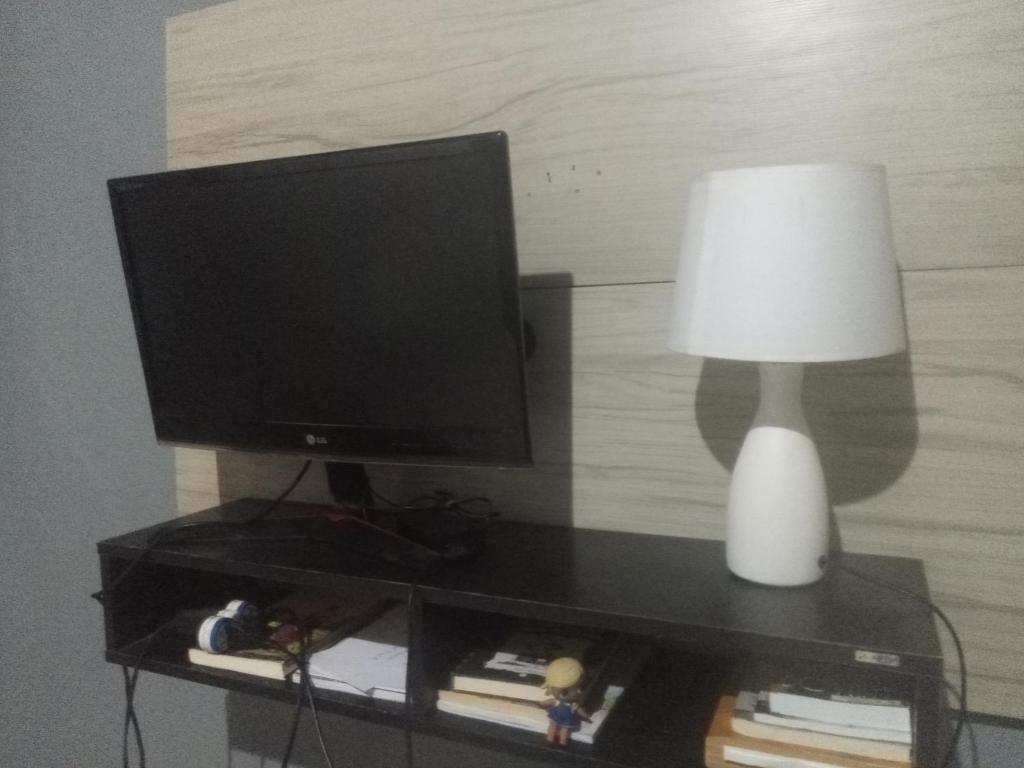 TV a/nebo společenská místnost v ubytování Quarto de Hóspedes da Menina Maricotinha