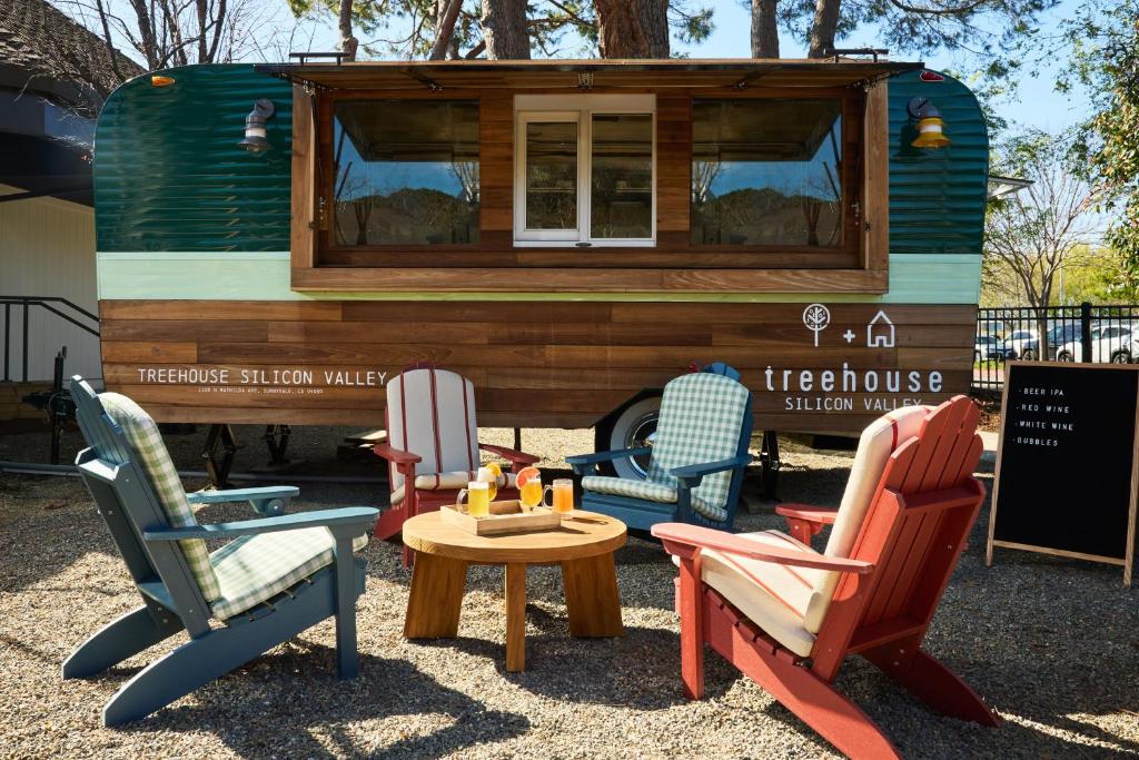 Posezení v ubytování Treehouse Hotel Silicon Valley