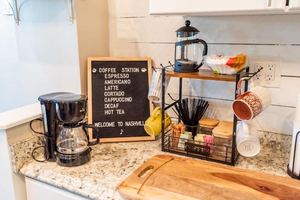 Dapur atau dapur kecil di 7 Min drive to Broadway- Walkable Neighborhood