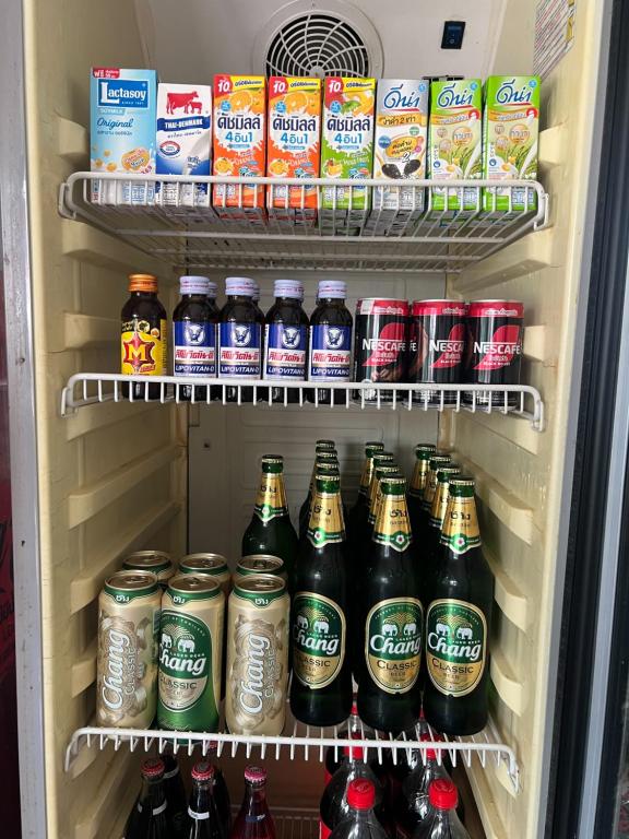 una nevera llena de botellas de cerveza en CTM.INN (SISAKET)THAILAND, en Ban Bua Toei