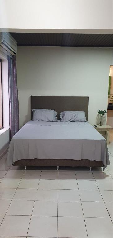 Postel nebo postele na pokoji v ubytování Quarto privado em casa com piscina compartilhada e a 6 minutos do centro da cidade