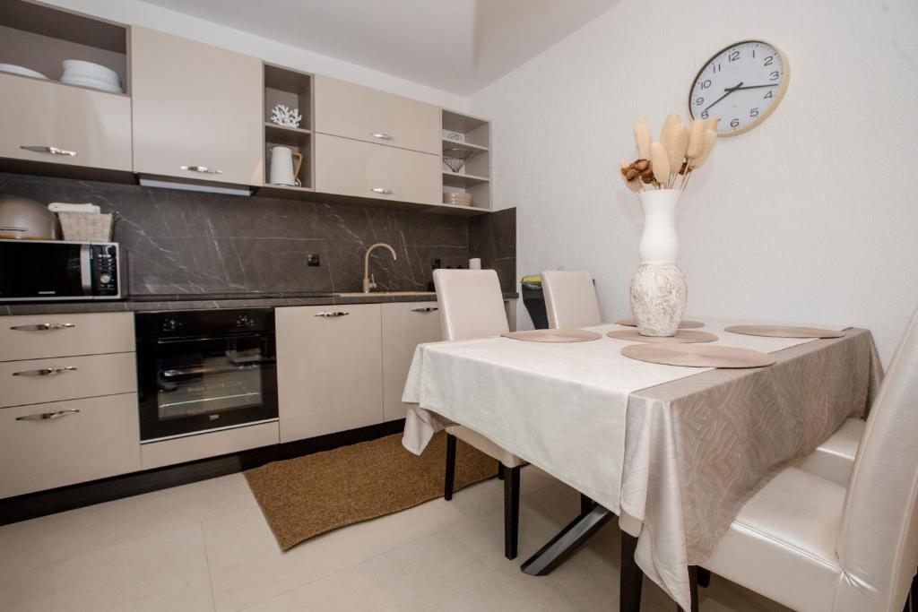 Kuchyň nebo kuchyňský kout v ubytování Apartments with a parking space Banjol, Rab - 5041