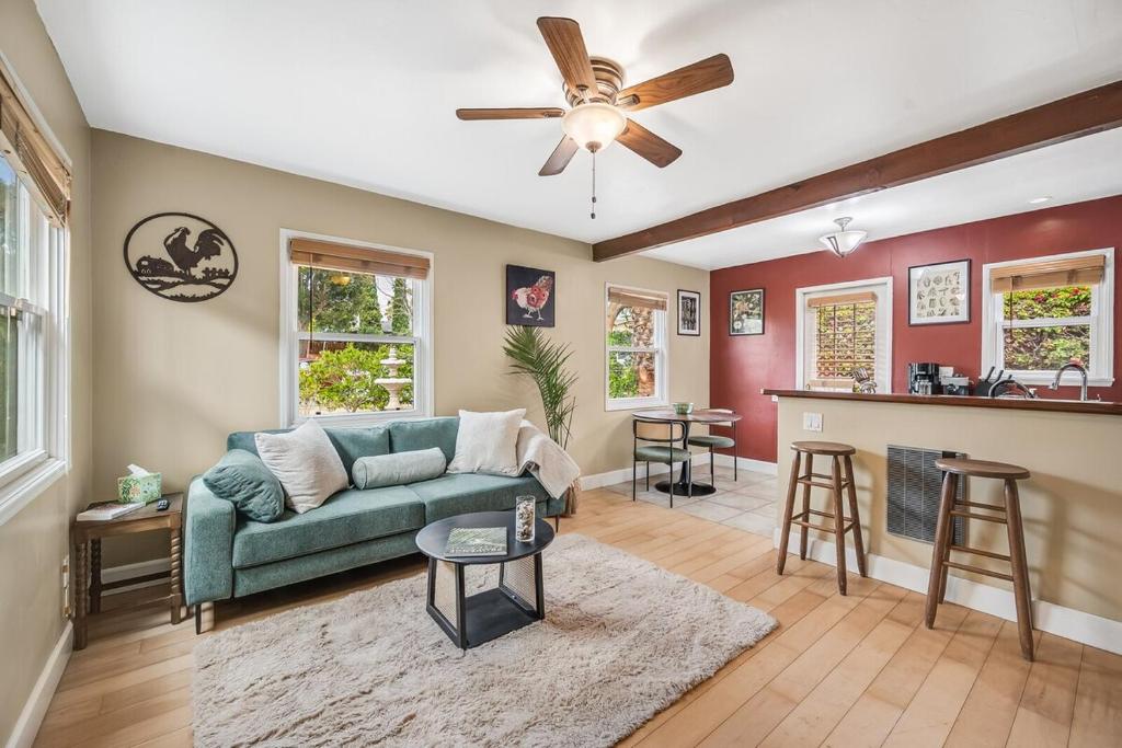 Et opholdsområde på 1BD Heart of PB Pet Friendly Private Sanctuary