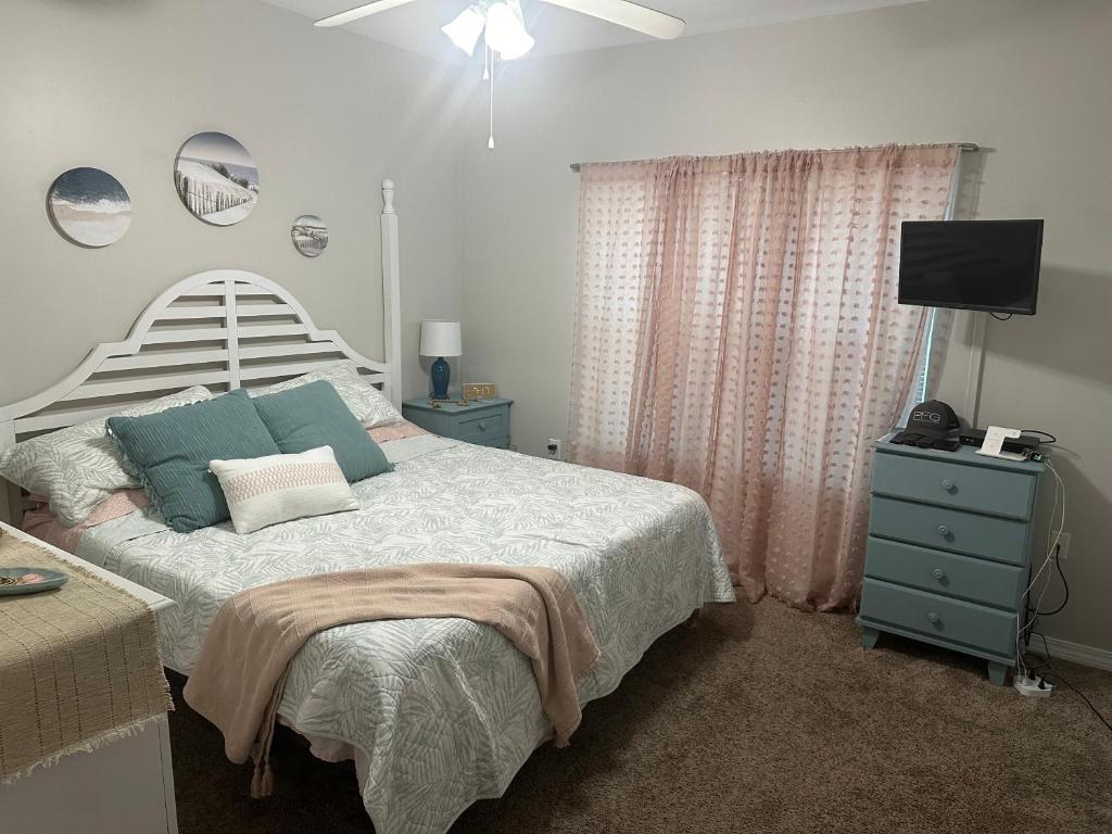 Ein Bett oder Betten in einem Zimmer der Unterkunft Beautiful Two Bedroom, Two Bathroom First Floor Condo in Gulf Shores!