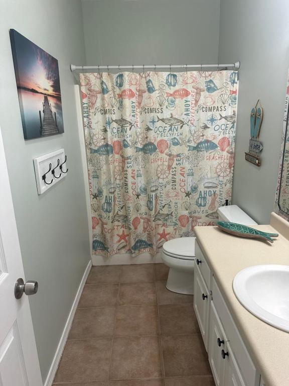 Ein Badezimmer in der Unterkunft Beautiful Two Bedroom, Two Bathroom First Floor Condo in Gulf Shores!