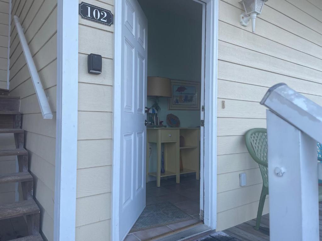eine Tür, die in ein Zimmer mit einem Schreibtisch führt in der Unterkunft Beautiful Two Bedroom, Two Bathroom First Floor Condo in Gulf Shores! in Gulf Shores