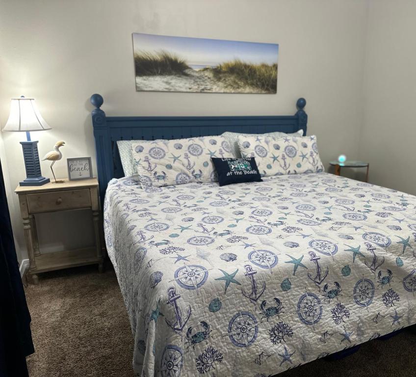Ein Bett oder Betten in einem Zimmer der Unterkunft Beautiful Two Bedroom, Two Bathroom First Floor Condo in Gulf Shores!