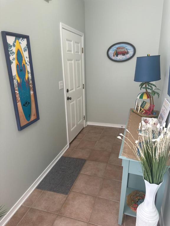 einen Flur mit einem Tisch und einem Bild an der Wand in der Unterkunft Beautiful Two Bedroom, Two Bathroom First Floor Condo in Gulf Shores! in Gulf Shores