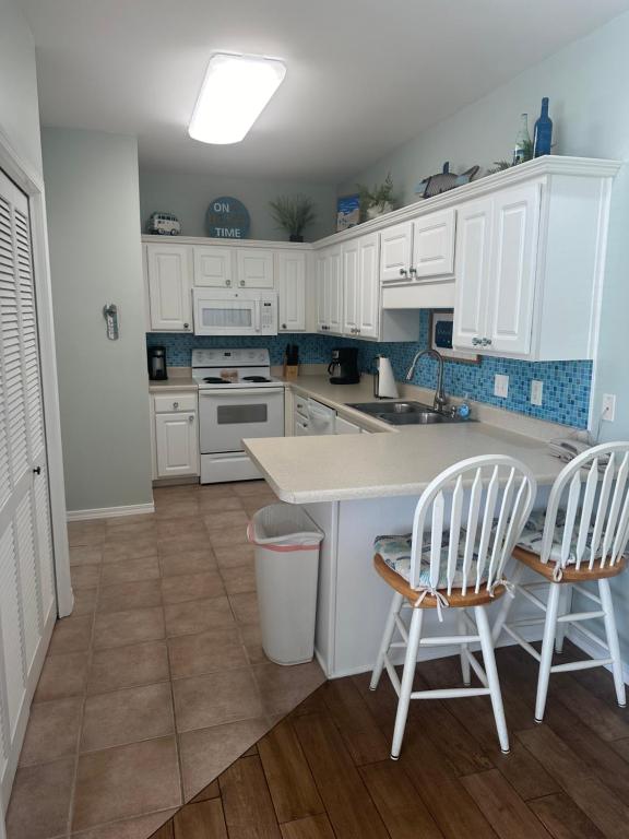 Küche&#47;Küchenzeile in der Unterkunft Beautiful Two Bedroom, Two Bathroom First Floor Condo in Gulf Shores!