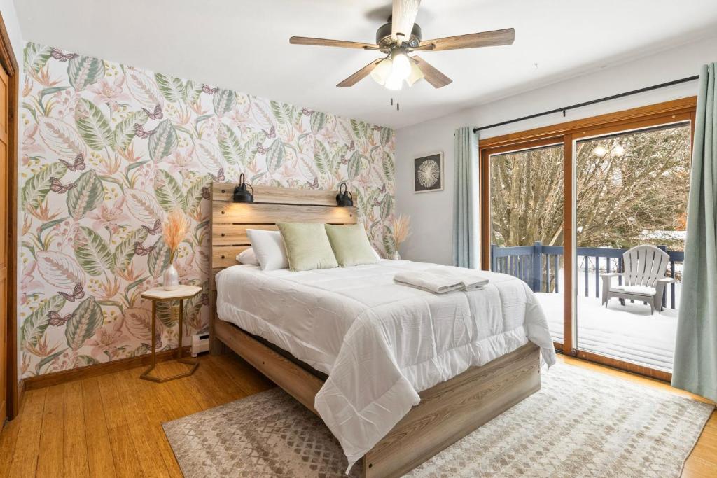 Ένα ή περισσότερα κρεβάτια σε δωμάτιο στο Near Ithaca!Hot Tub! LRG Home!Sleeps 12! Dogs ok!