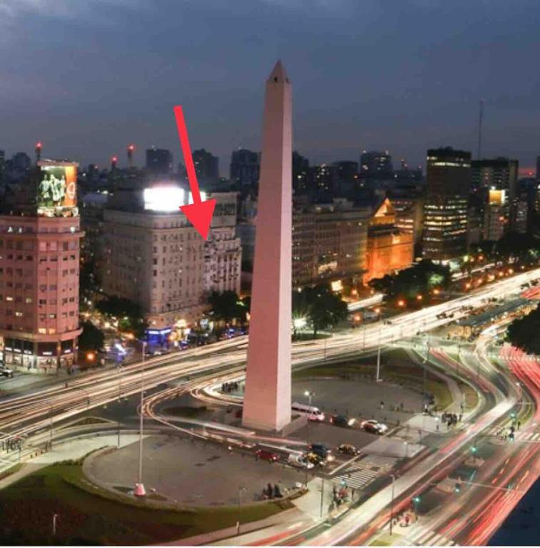 a large monument in the middle of a city at night at corazón obelisco 2 in Buenos Aires
