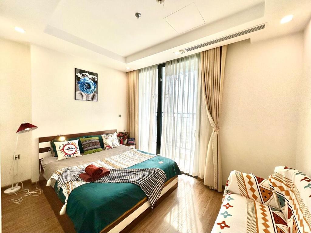 une chambre avec un lit et une fenêtre dans l'établissement Great Studio Apt Next Nation Convention Centre, Marriott, Keangnam And Dcapital, à Hanoï