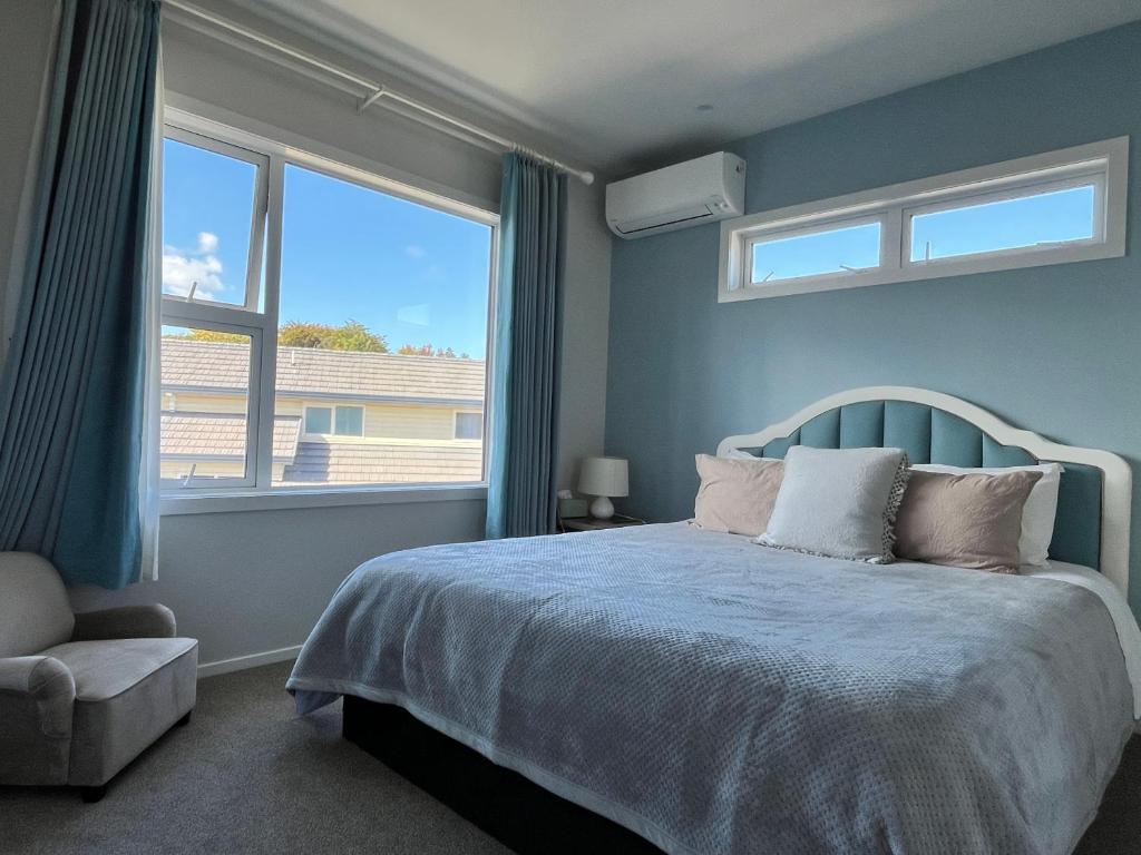 una camera da letto con un letto e una grande finestra di Brand new Lakeside cozy room kaka a Taupo