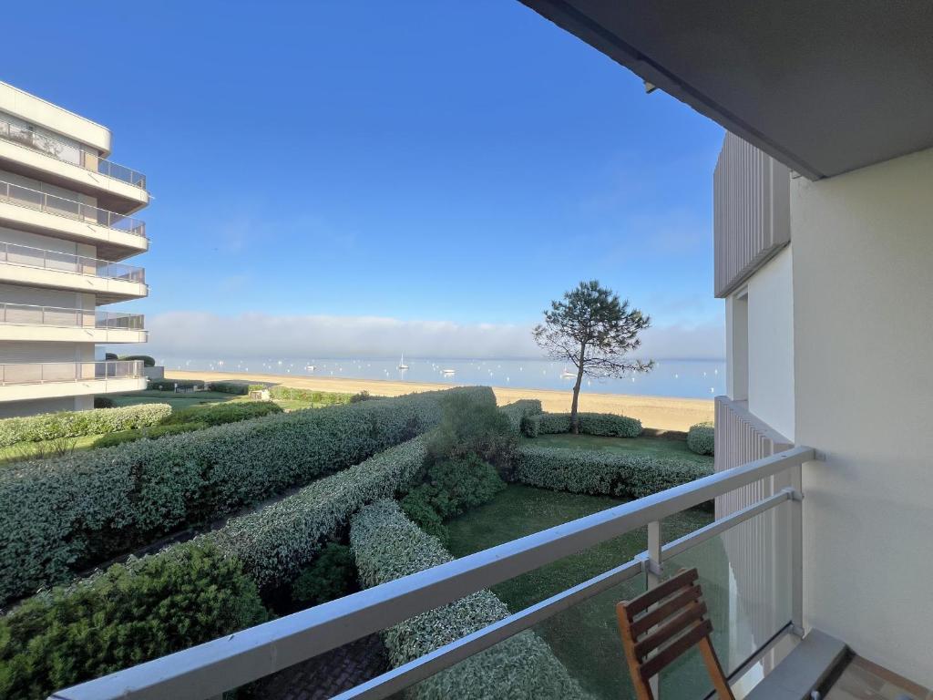 une vue depuis le balcon d'un immeuble dans l'établissement Studio cabine 4 pers bord de plage avec parking à Arcachon - FR-1-474-276, à Arcachon