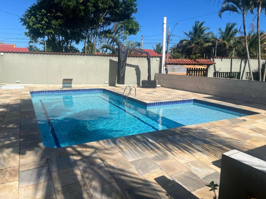 a swimming pool in a yard with at Casa Ramos in Itanhaém